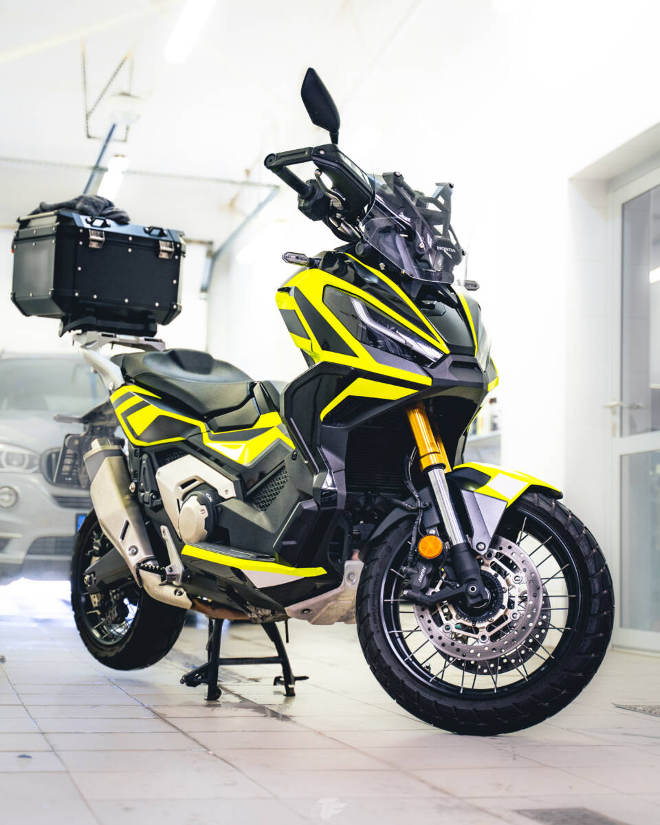 Motocykl Honda X-ADV – oklejona według projektu NERVO DESIGN