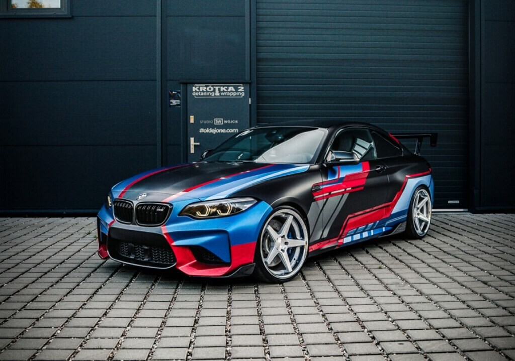 BMW M2 – Zmiana koloru na czarną satynę i dodanie wzoru z folii. Nervo Design dla Braci Malczyńskich