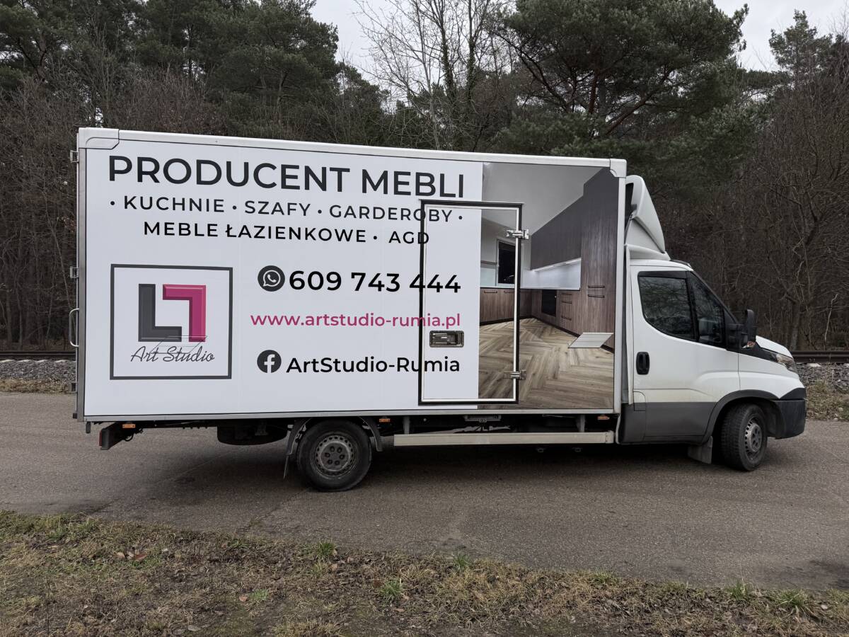 Iveco Daily- Oklejanie reklamowe Art Studio kontener na busie, wydruk na folii