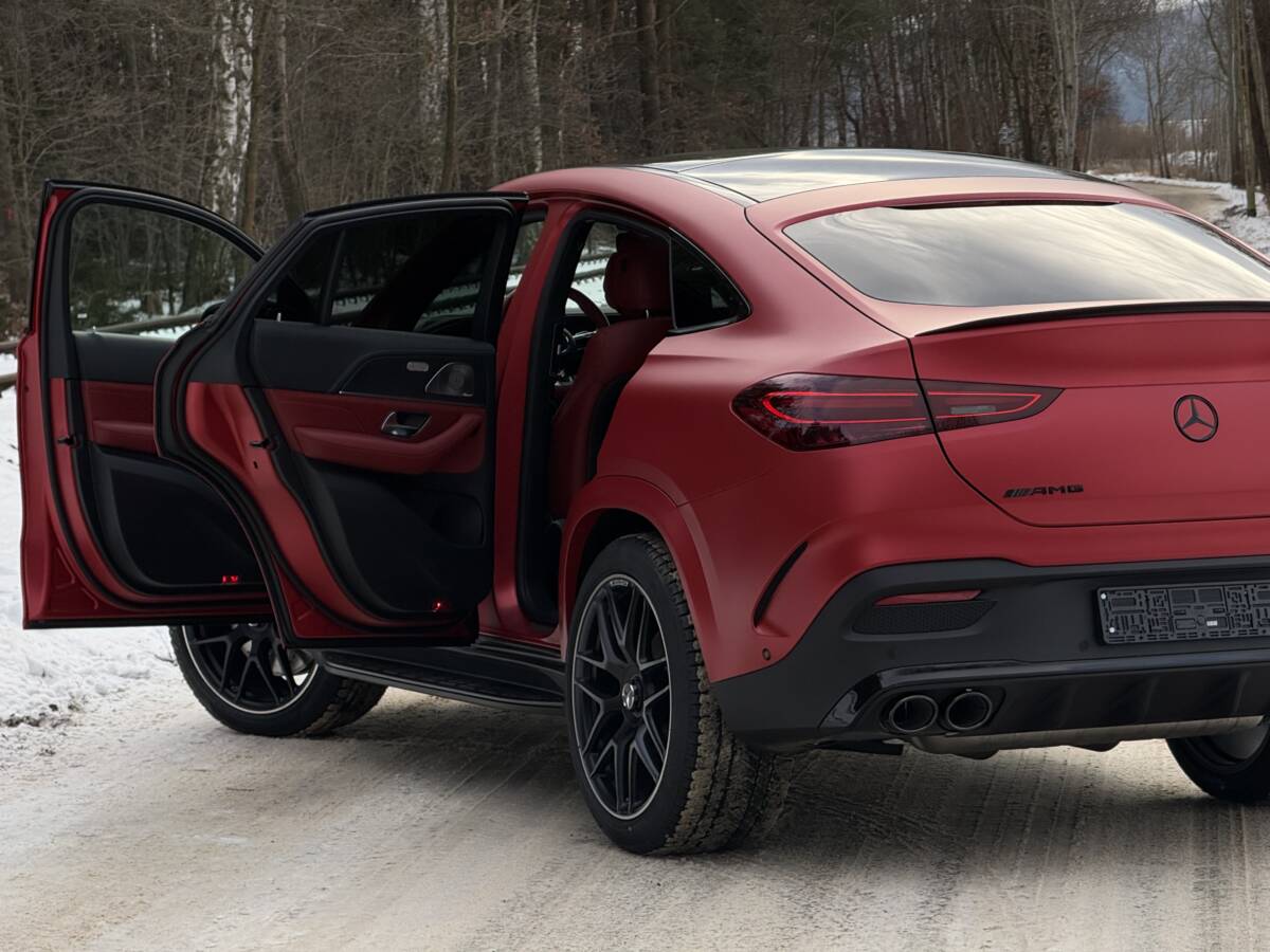 Mercedes GLC – Zmiana koloru z wnękami drzwiowymi na KPMF Red Mat iced titanium